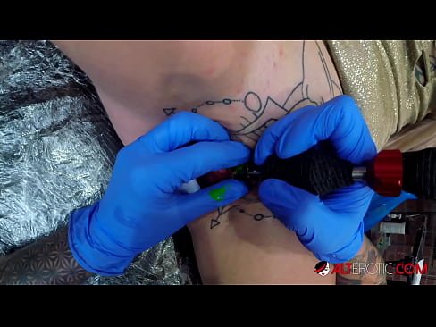 ❤️ Extrem tattooed Hottie Sully Savage krut en Tattoo op hirem Klitoris ❌ Sex op lb.videolucrativo.top
